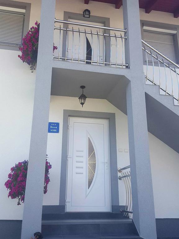 Vrhovine Guesthouse Samolov מראה חיצוני תמונה