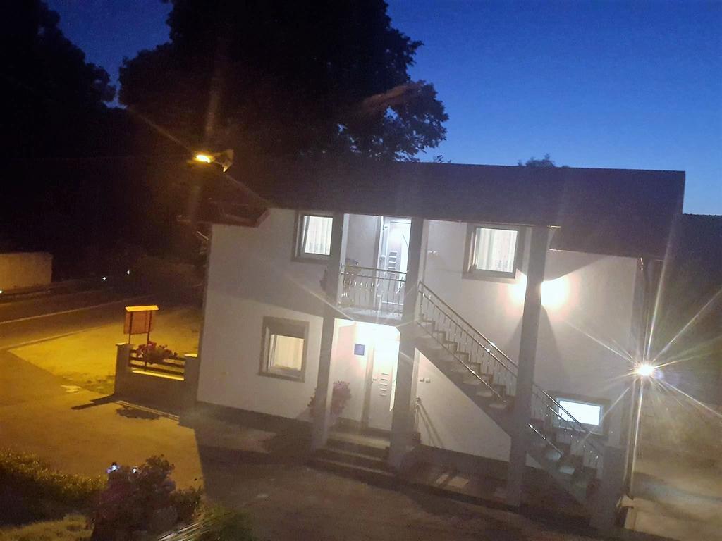 Vrhovine Guesthouse Samolov מראה חיצוני תמונה
