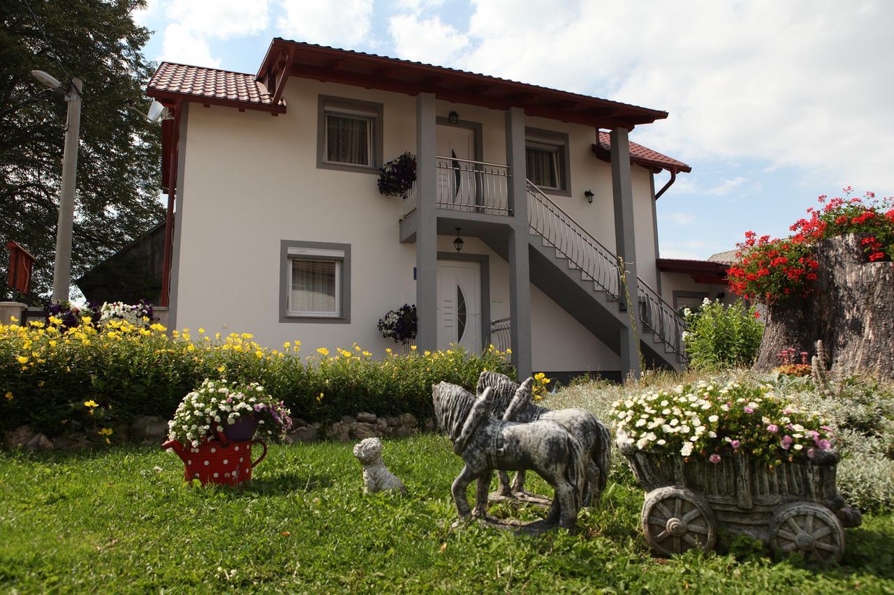 Vrhovine Guesthouse Samolov מראה חיצוני תמונה