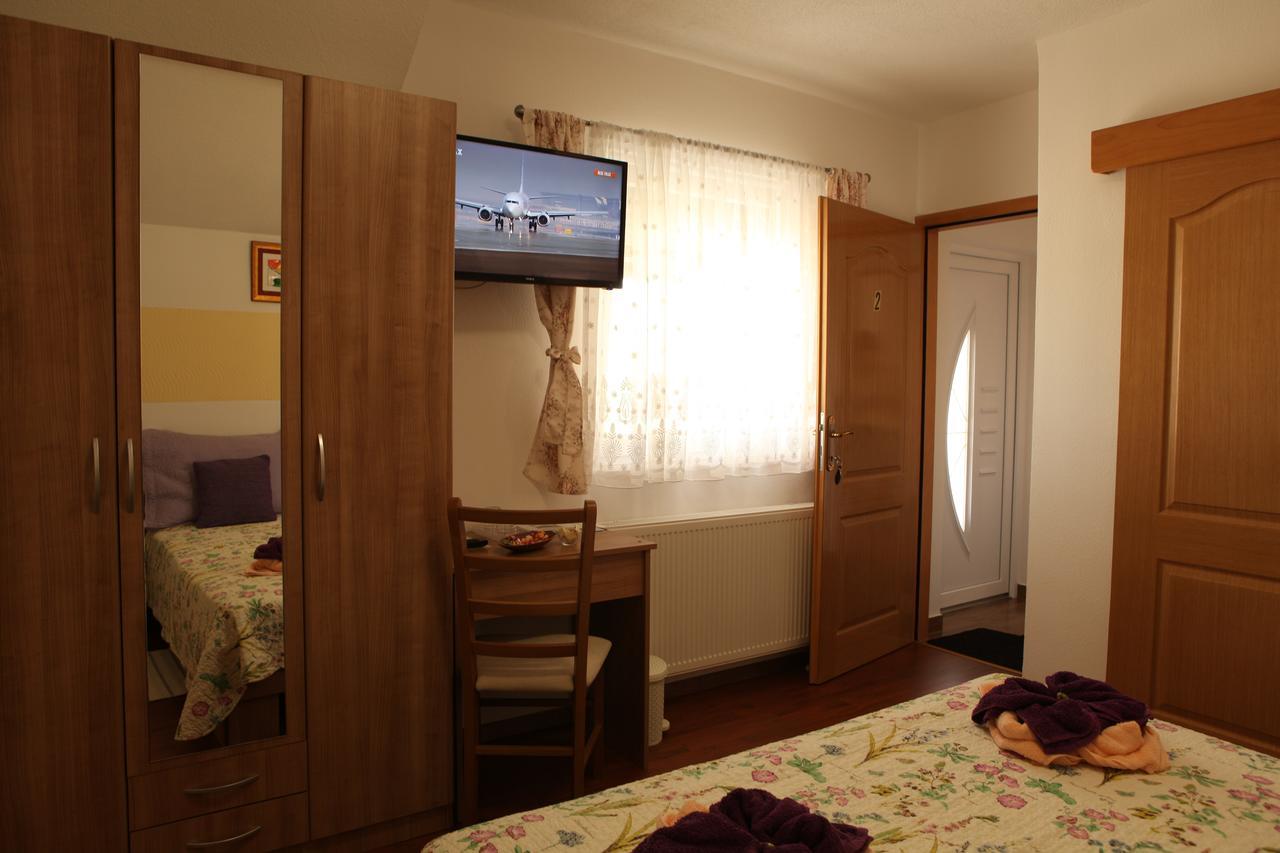 Vrhovine Guesthouse Samolov מראה חיצוני תמונה