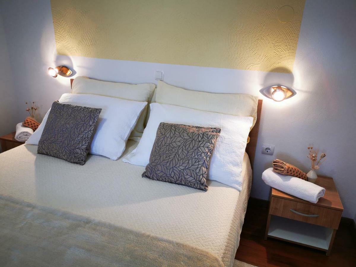 Vrhovine Guesthouse Samolov מראה חיצוני תמונה